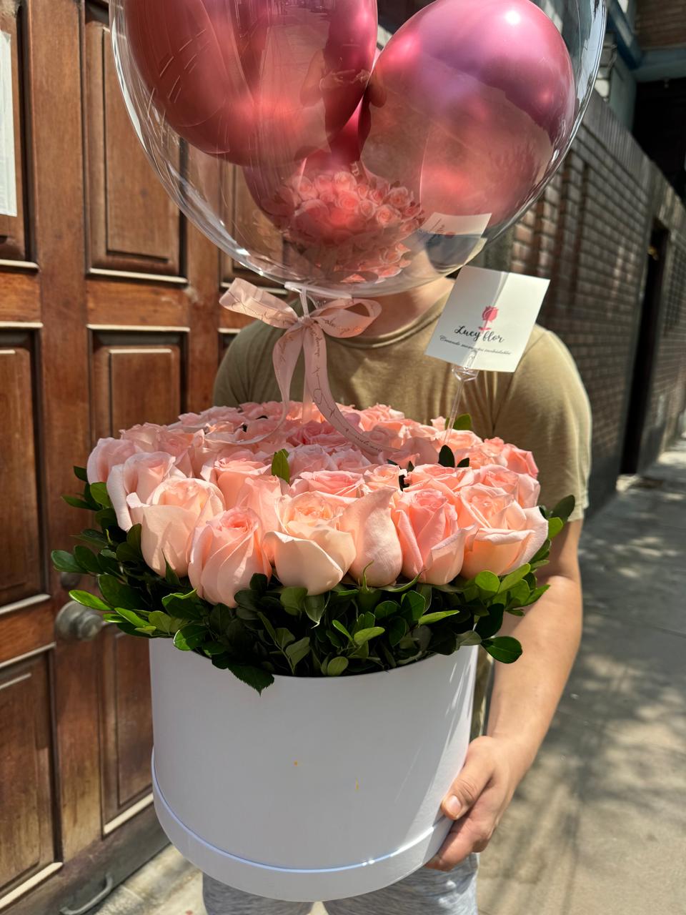 Box de Rosas con Globo Burbuja