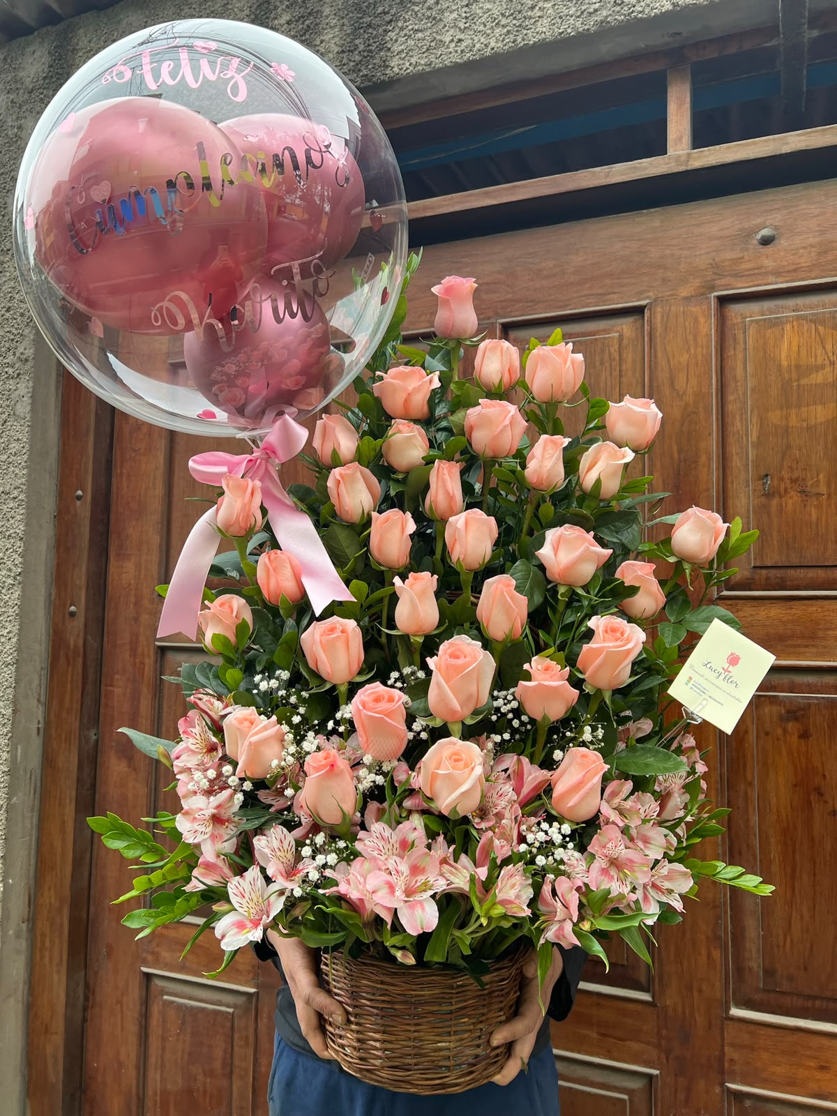 Canasta de rosas rosadas con globo burbuja LucyFlor
