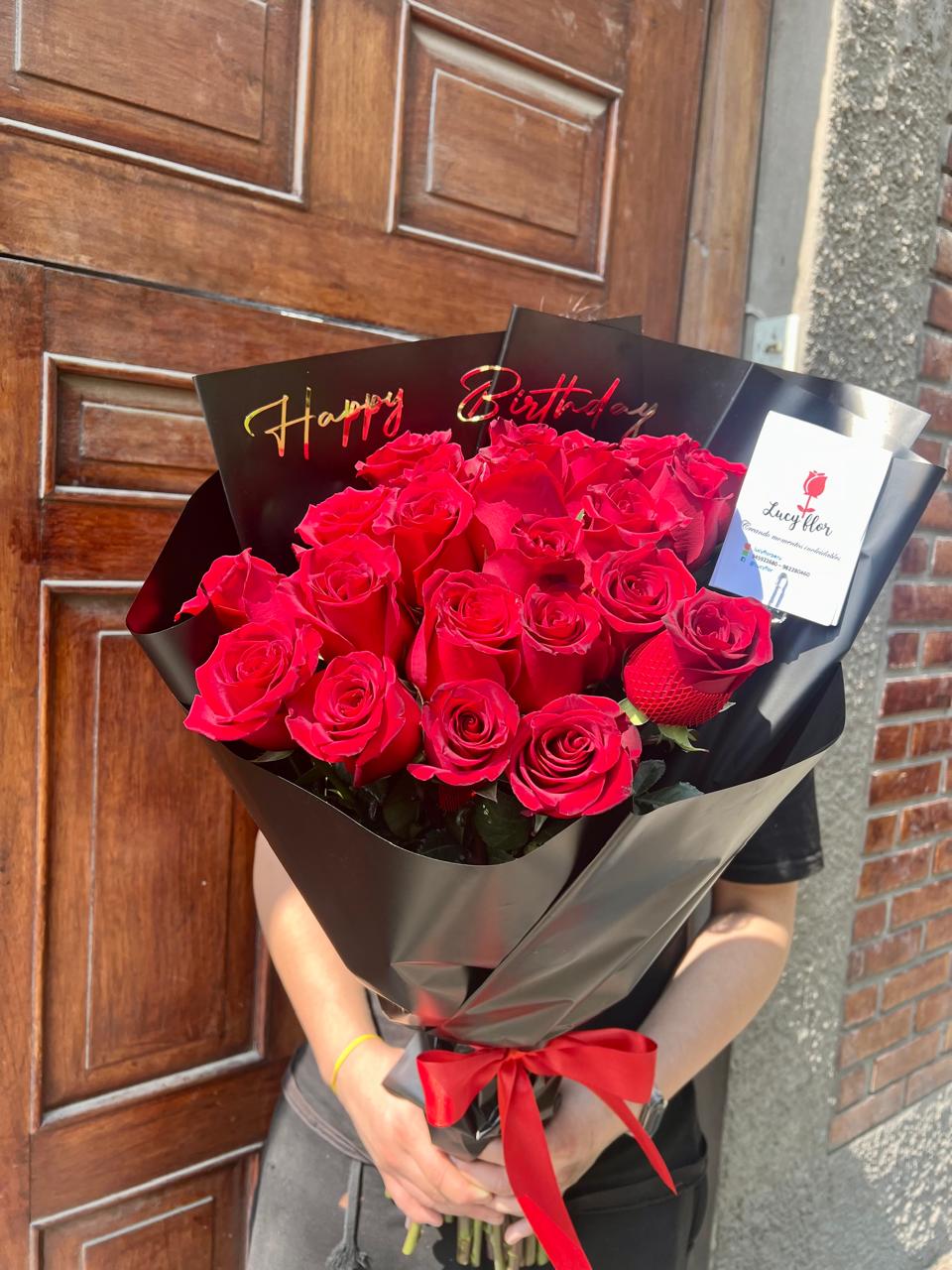 Bouquet de rosas rojas con papel negro Happy Birthday LucyFlor