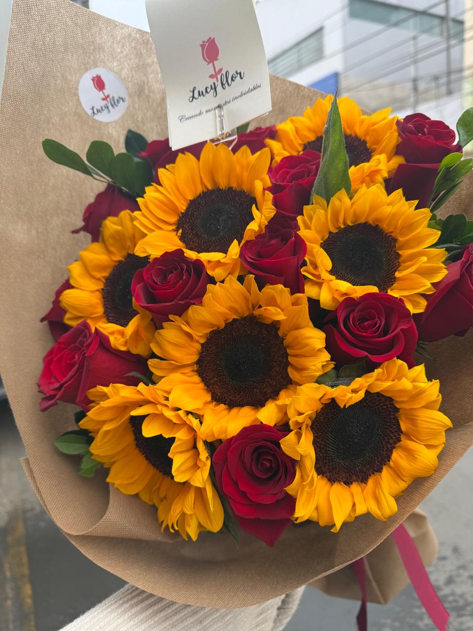 Bouquet de girasoles y rosas rojas premium con envoltura kraft y tarjeta Lucyflor