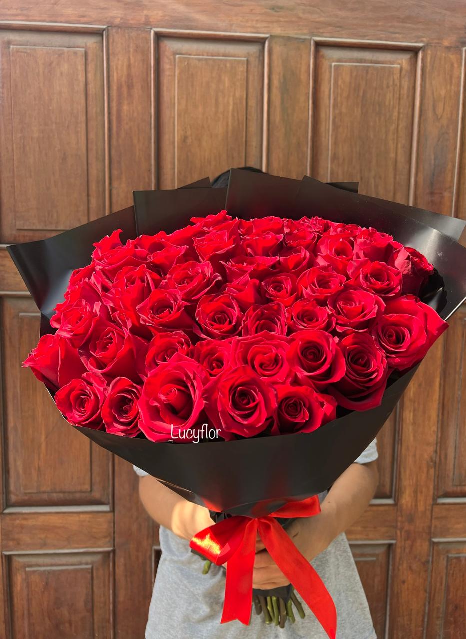 Bouquet de 50 rosas rojas premium con envoltura negra y lazo rojo