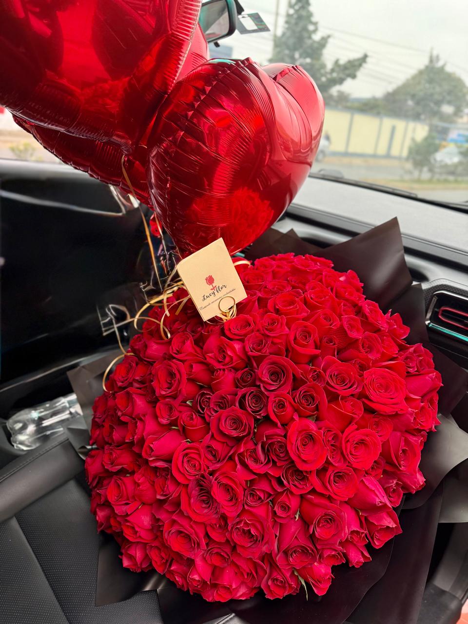 Bouquet 200 Rosas Rojas con Globos Corazón